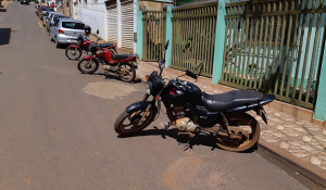 Ocupação de espaço excessivo: uma moto chega a ocupar uma extensão, muitas vezes desnecessária, que caberia um carro.