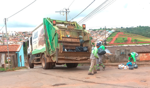 O lixo doméstico, hoje coletado por caminhões de uma empresa terceirizada, é transportado diariamente até a cidade de Bambuí, distante 105 km de São Gotardo. 