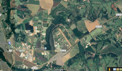 Imagem de satélite(google ) da micro-bacia do córrego Confusão. Em seu entorno é possível visualizar várias áreas utilizadas pela agricultura intensiva.