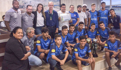 Ao centro, o presidente da Câmara, Gilberto Cândido(autor do requerimento) ao lado do diretor-presidente da Inter-SG, Vinicius Silva, acompanhados por técnicos, membros da diretoria e atletas. 