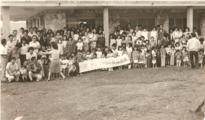 Foto histórica com as primeiras famílias de colonos durante inauguração de uma escola de língua japonesa.