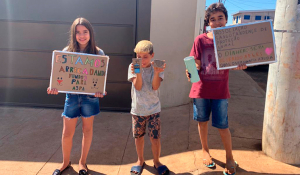 na foto acima, alguns dos participantes da campanha. Com cartazes confeccionados por eles mesmos, mobilizam a atenção dos transeuntes pela causa da proteção animal.