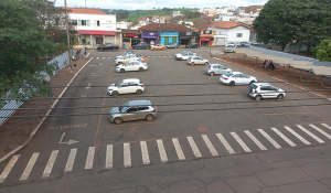 A nobre área de 736 m² entre os dois canteiros da Praça São Sebastião. O vazio denuncia um impasse que já se arrasta por quase 30 anos.