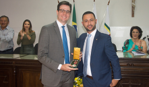 Fórum de São Gotardo entrega medalha de honra ao juiz Roberto Troster